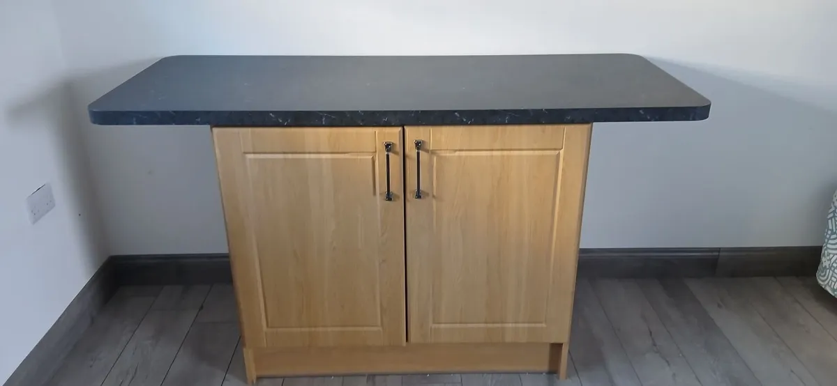 Kitchen island - Image 1