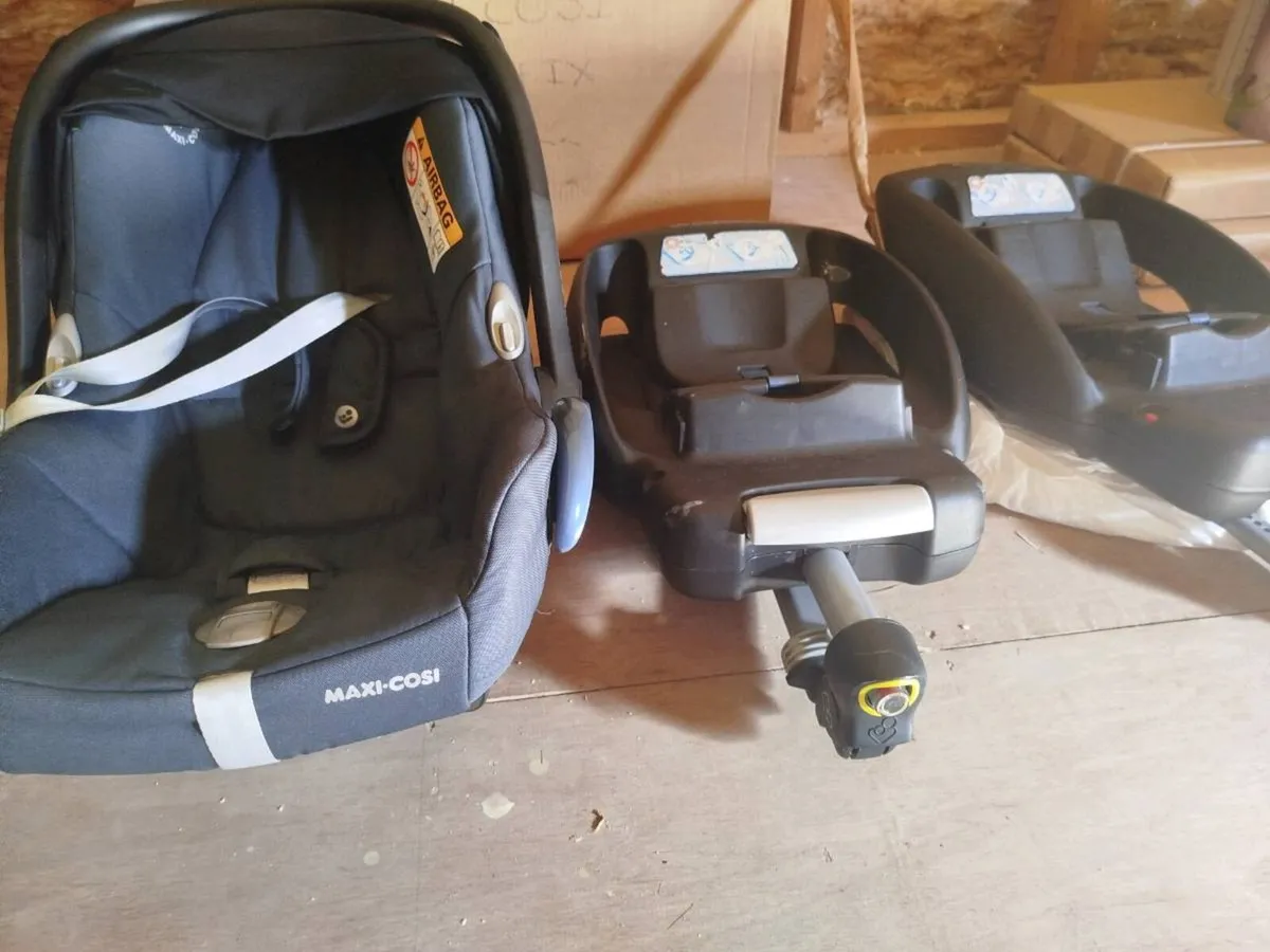 Maxi Cosi Cabriofix Infant Car Seat with 2 Isofix - Image 2