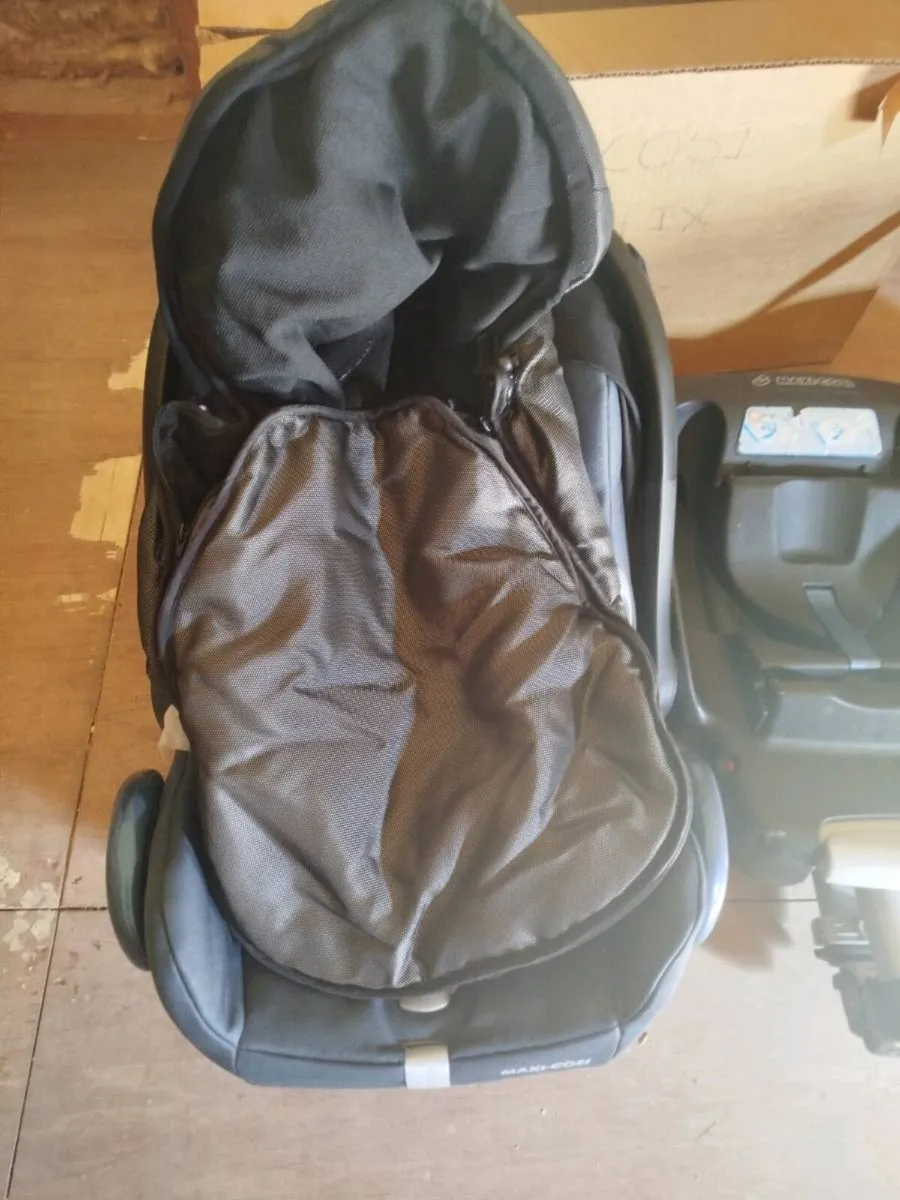 Maxi Cosi Cabriofix Infant Car Seat with 2 Isofix - Image 3