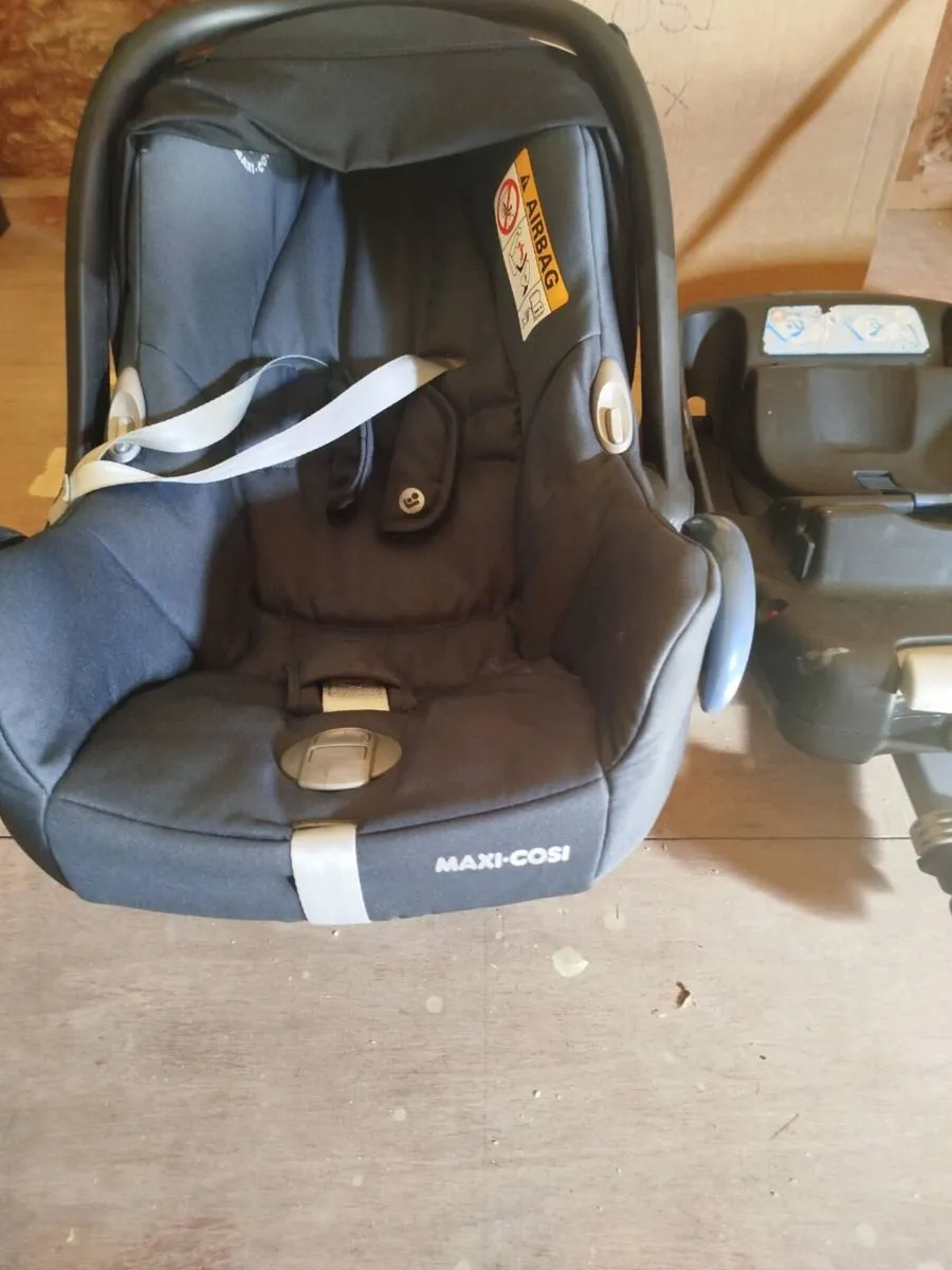 Maxi Cosi Cabriofix Infant Car Seat with 2 Isofix - Image 1