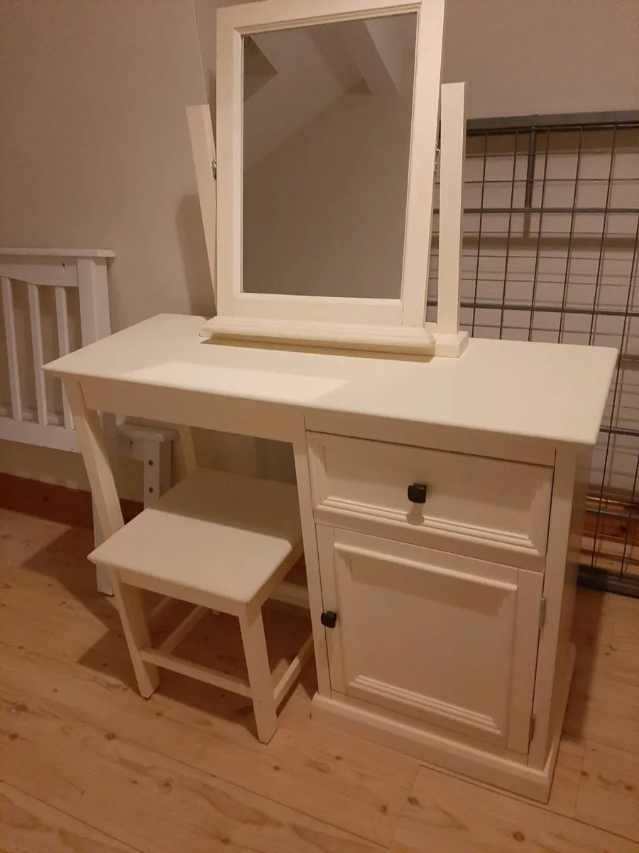 Bedroom vanity unit - Image 1