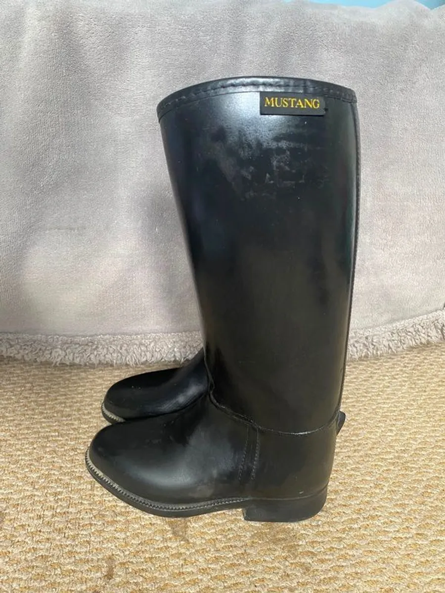 horse riding boots & protector & helmet - Image 4