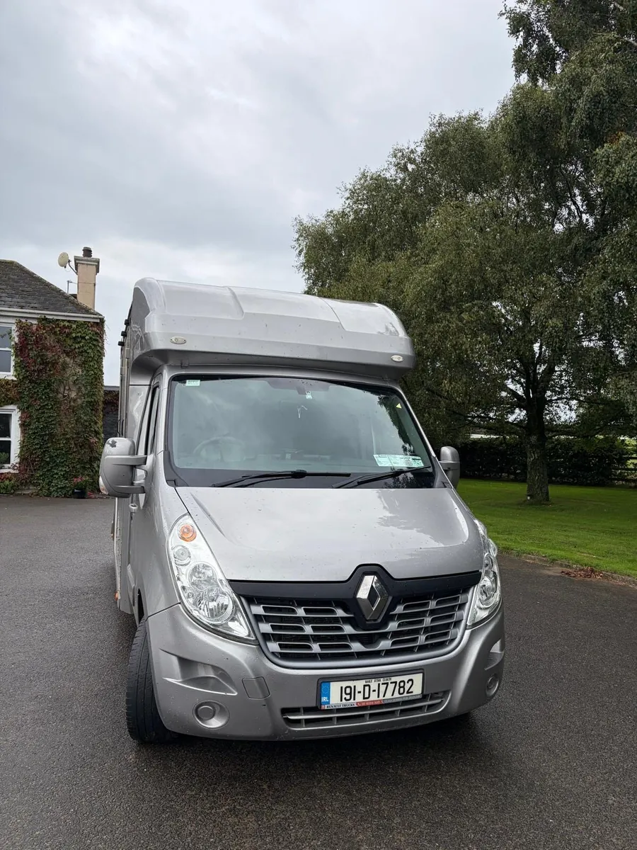 2019 George smith / Renault master Horse box - Image 1