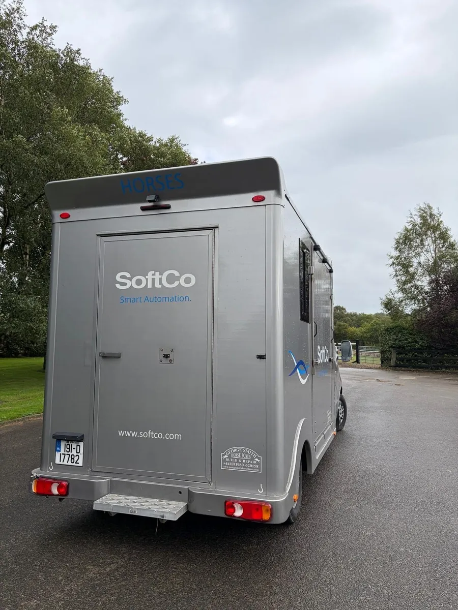 2019 George smith / Renault master Horse box - Image 3