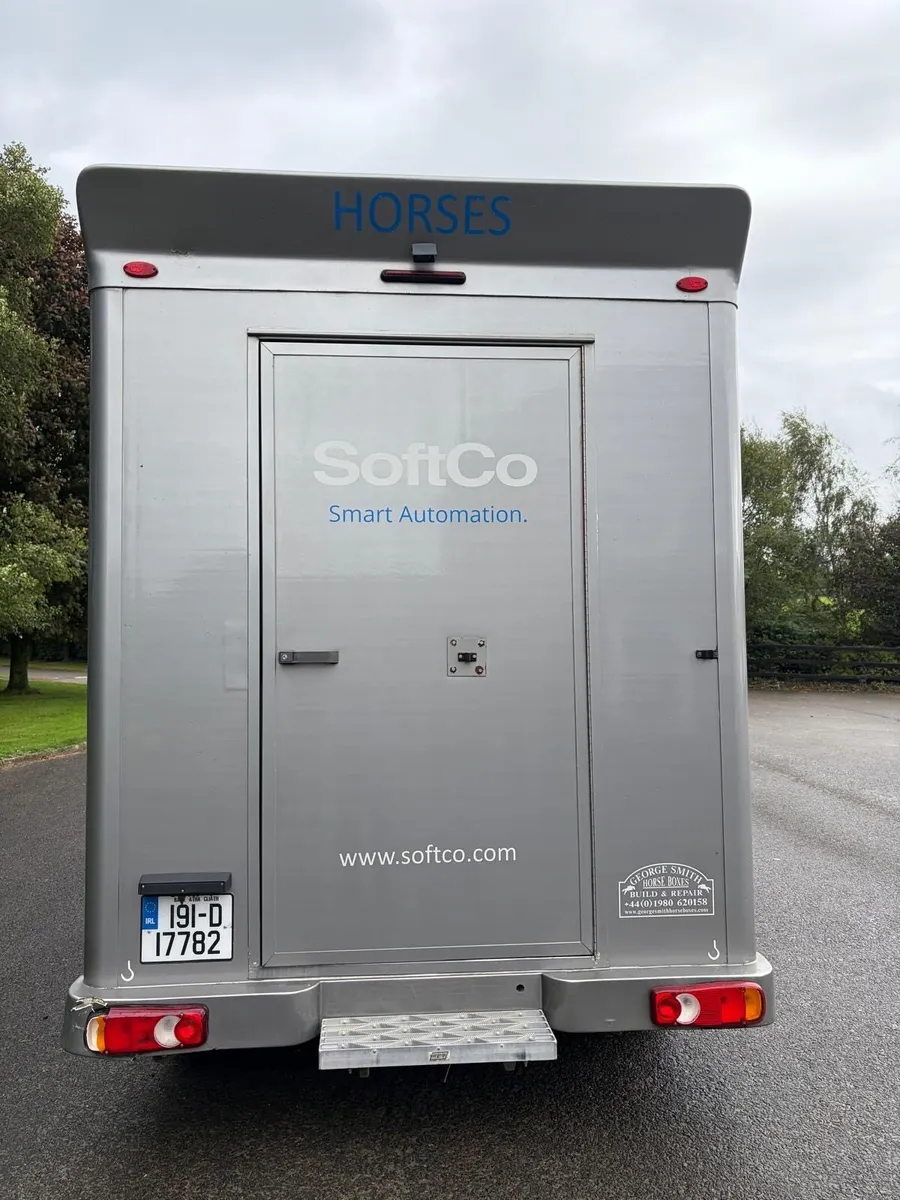 2019 George smith / Renault master Horse box - Image 4
