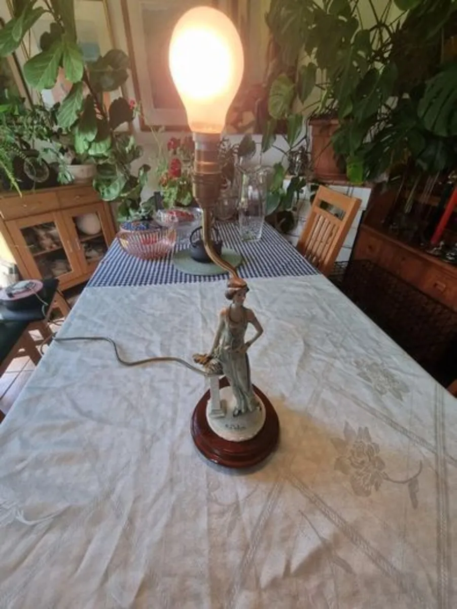 Vintage Italian lamp female figure - Image 3