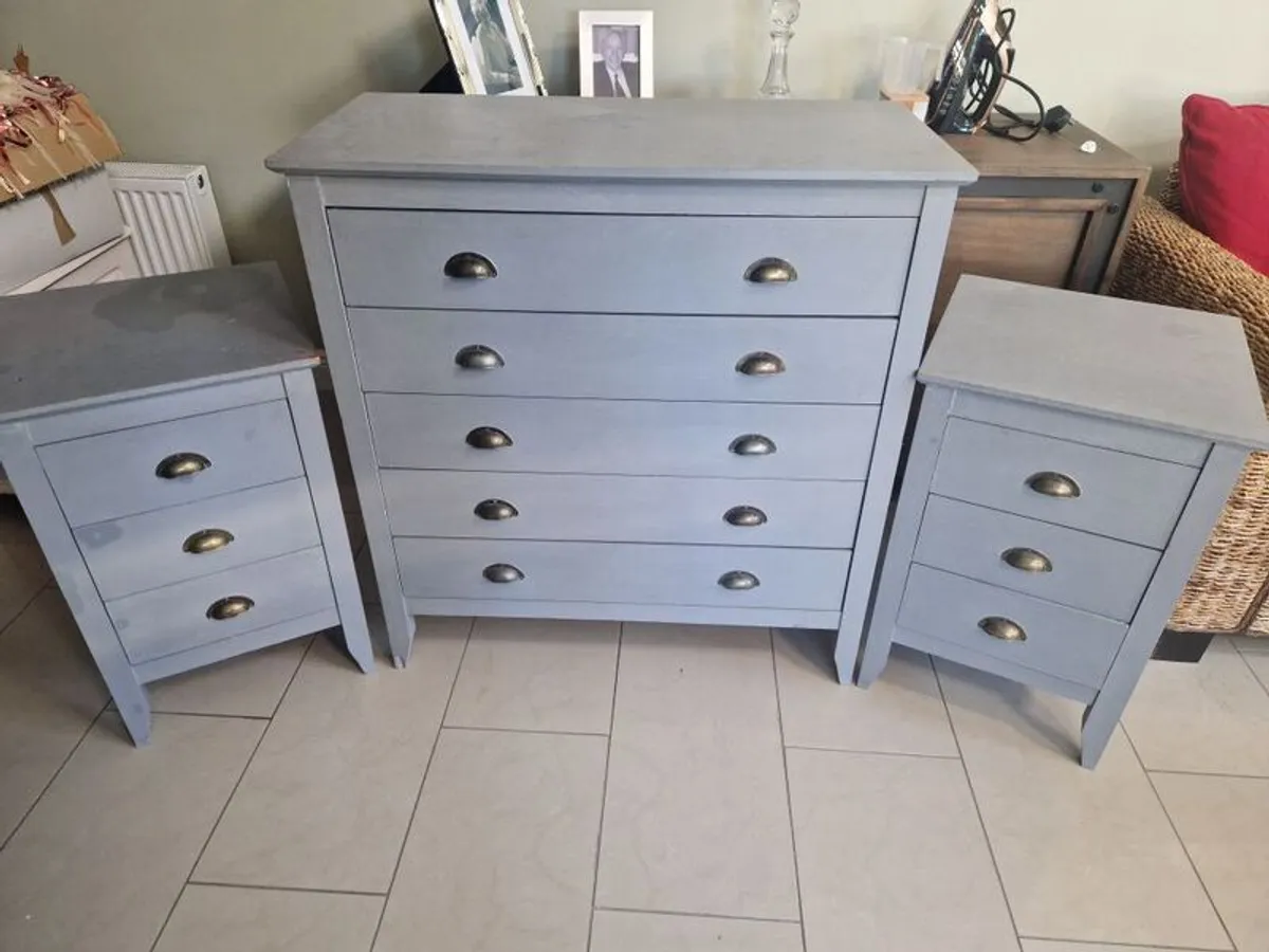 Bedside lockers and chest of drawers - Image 1