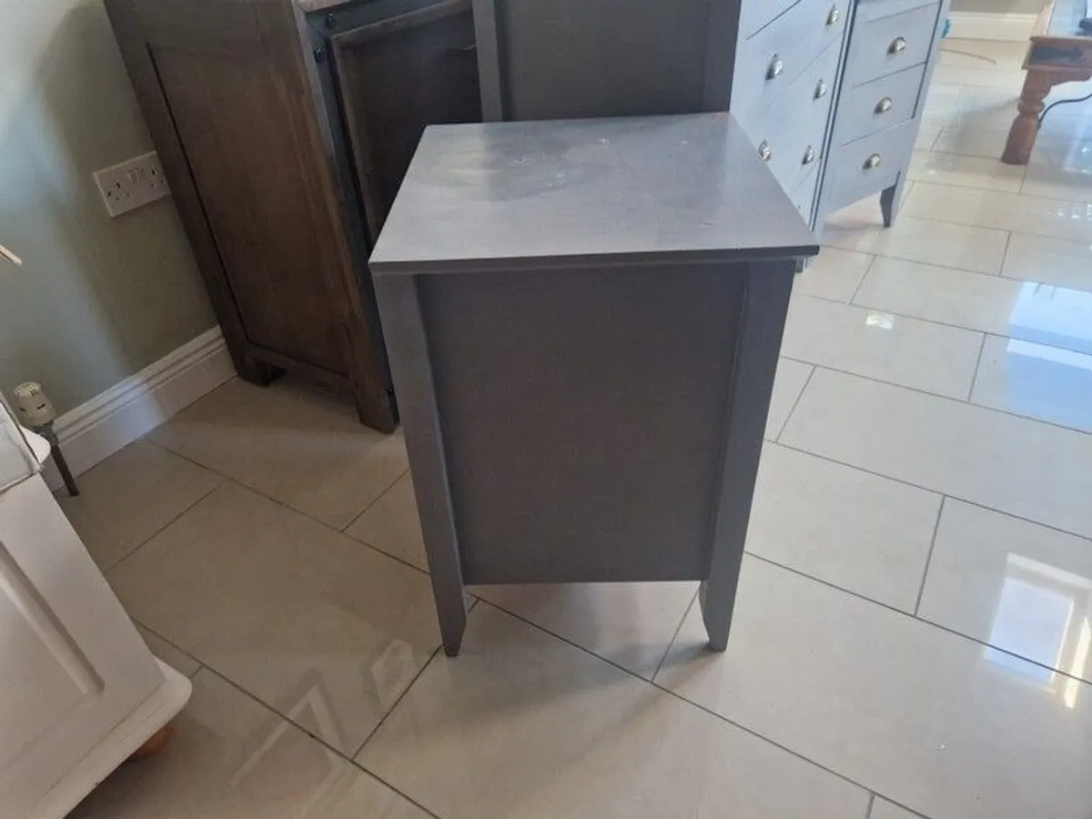 Bedside lockers and chest of drawers - Image 3