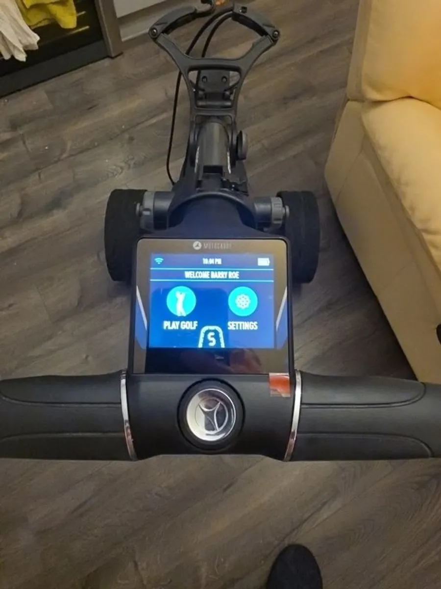 Motocaddy M5GPSdhc electric trolley - Image 1