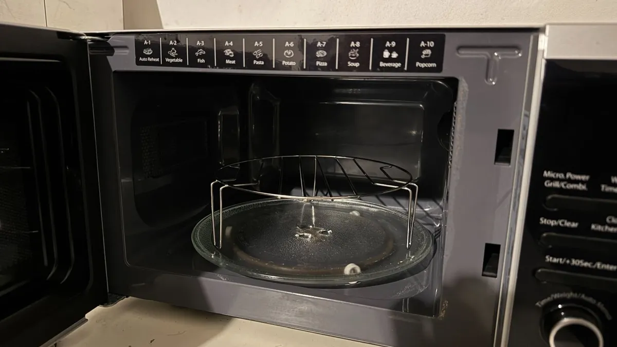 Sharp 800w Microwave and 1000w grill combi - Image 3