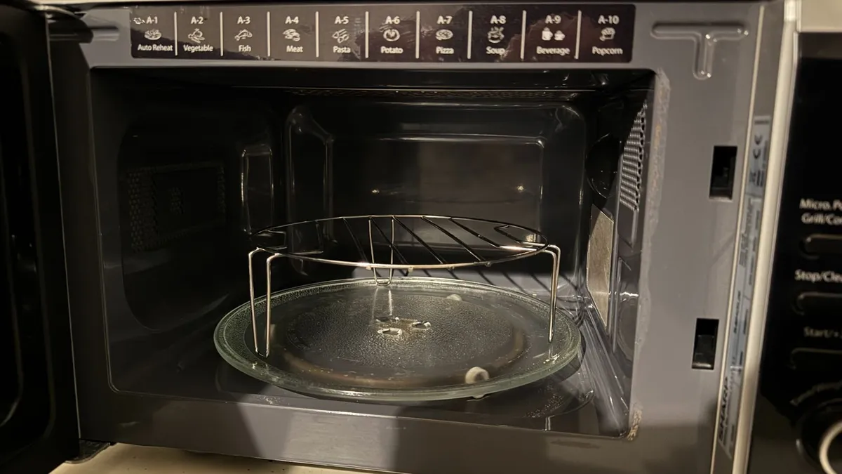 Sharp 800w Microwave and 1000w grill combi - Image 4