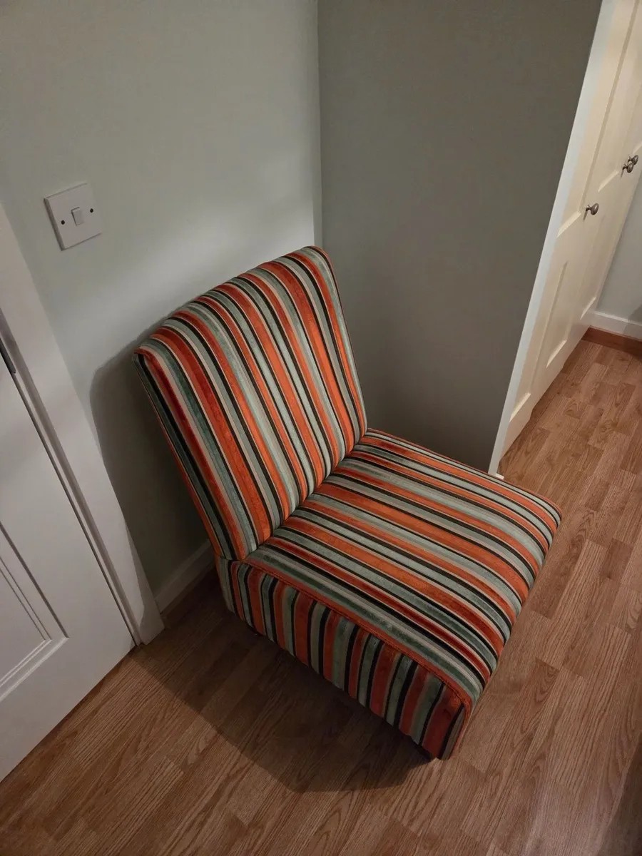 Stylish Contemporary Armless Seat - Image 3