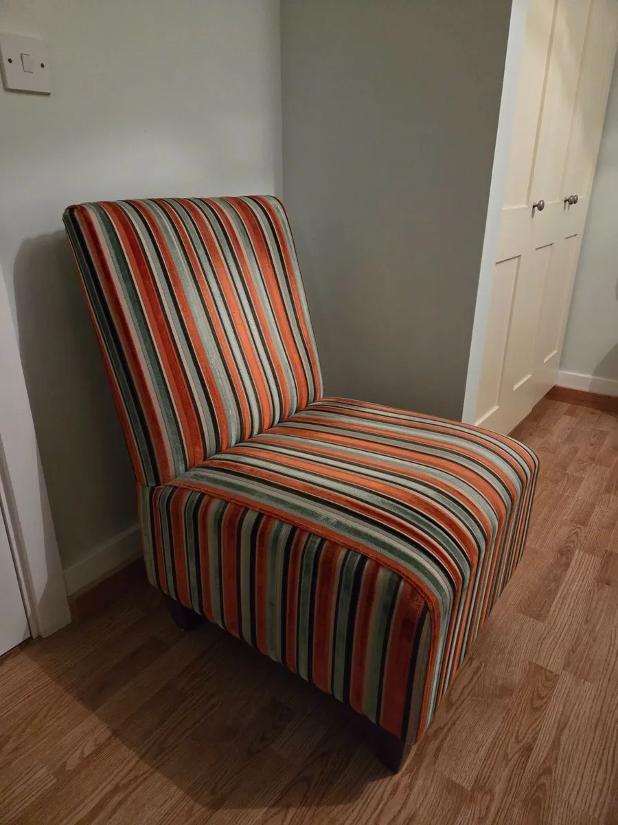 Stylish Contemporary Armless Seat - Image 1