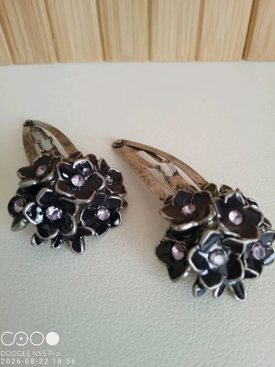 Vintage Style Ceramic and Zirconia Diamond Hair Cl - Image 1