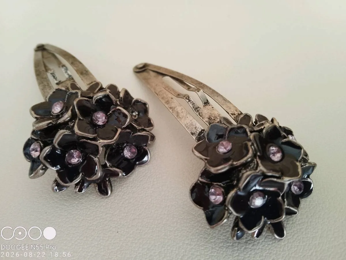 Vintage Style Ceramic and Zirconia Diamond Hair Cl - Image 2