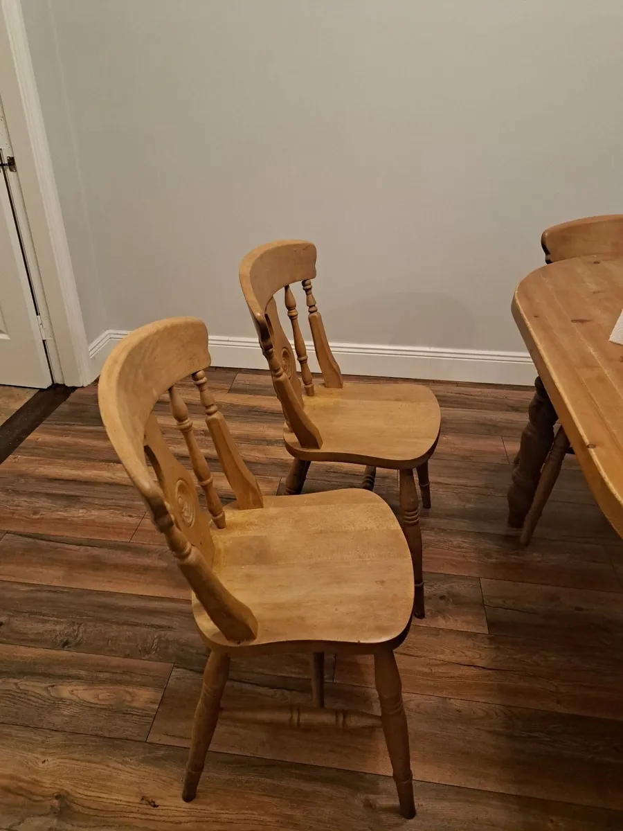 Dining table with 6 chairs - Image 1