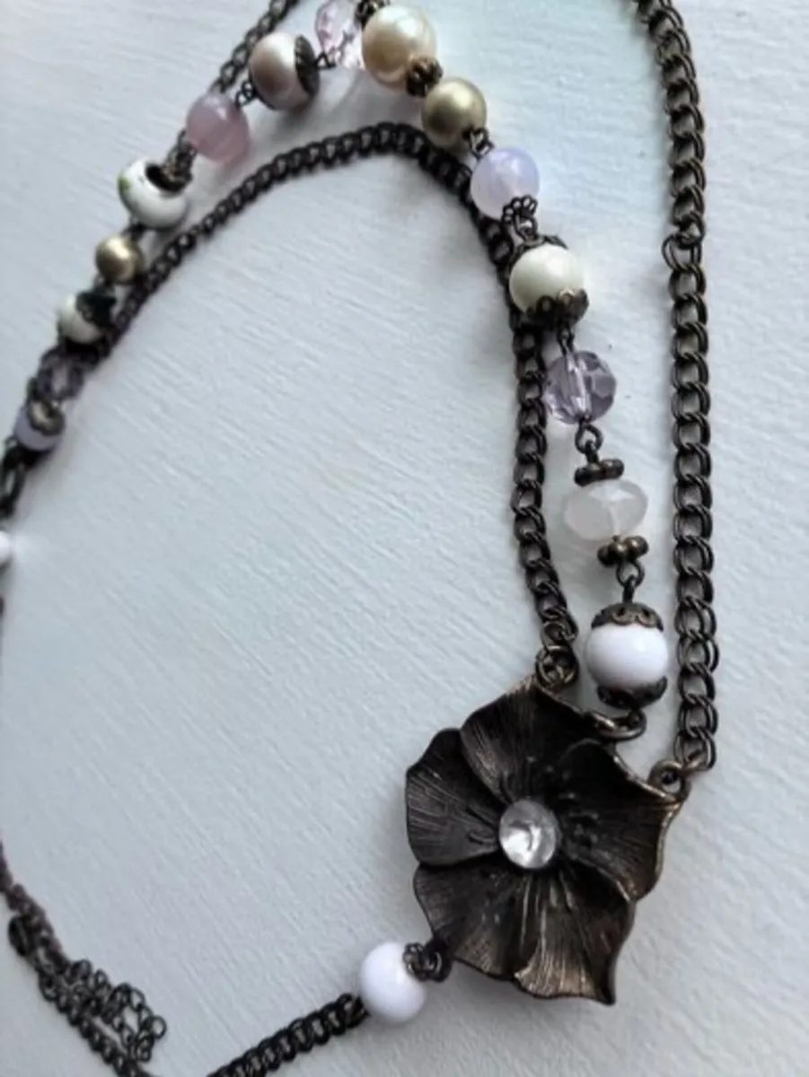 Vintage-bronze chain adorned with faux pearls and - Image 1