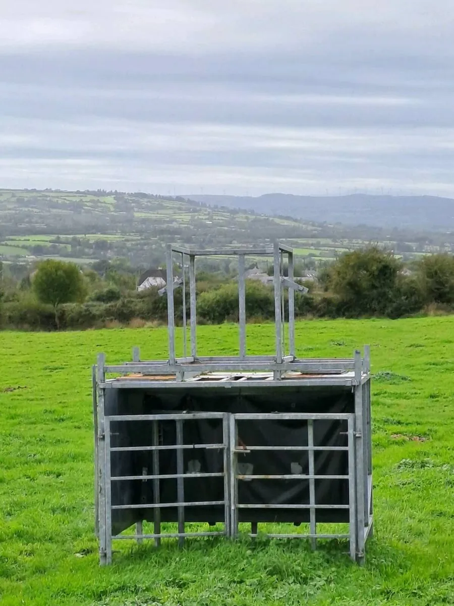 Calf creep and manure holder - Image 1