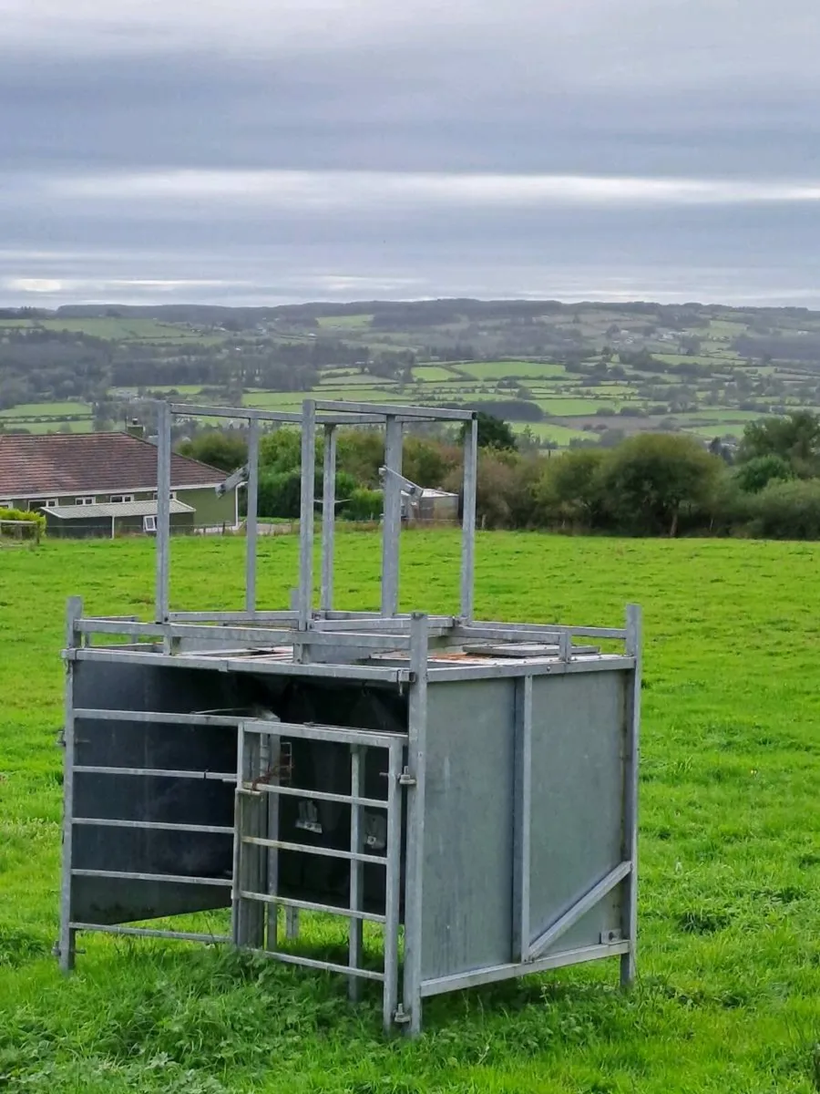 Calf creep and manure holder - Image 2