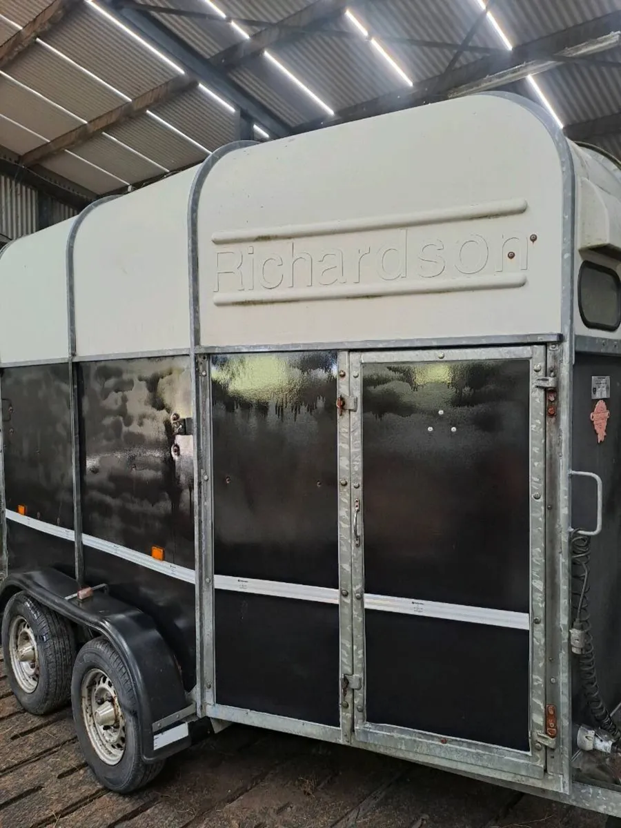 Horse box - Image 1