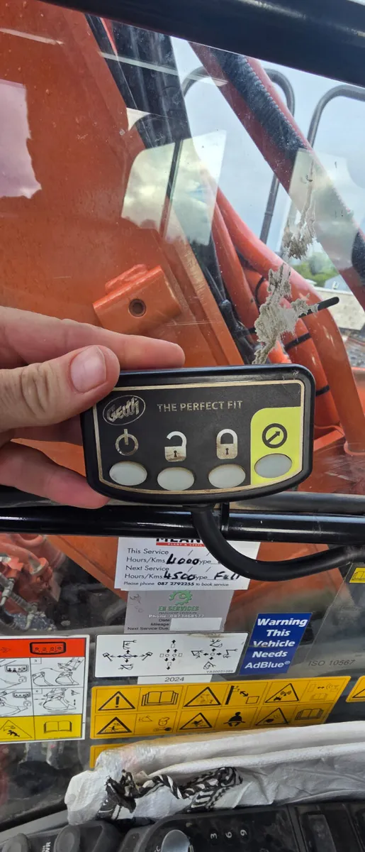 Hitachi 210 zaxis - Image 3