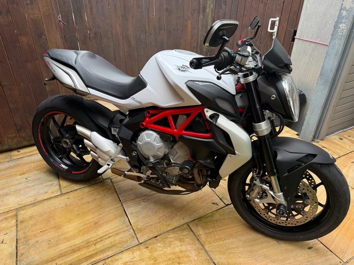 MV AGUSTA BRUTALE 800  2015 - Image 1