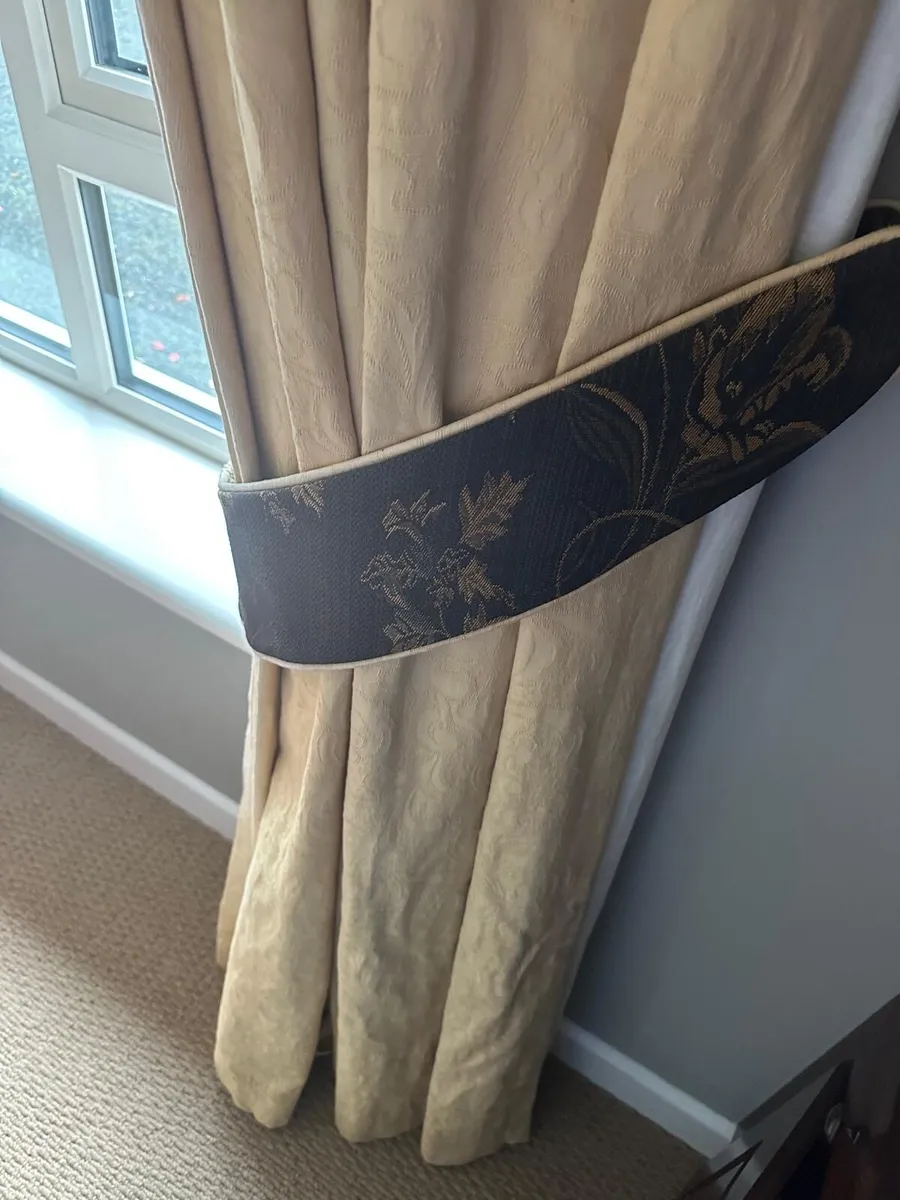 Curtains and Pelmet - Image 2