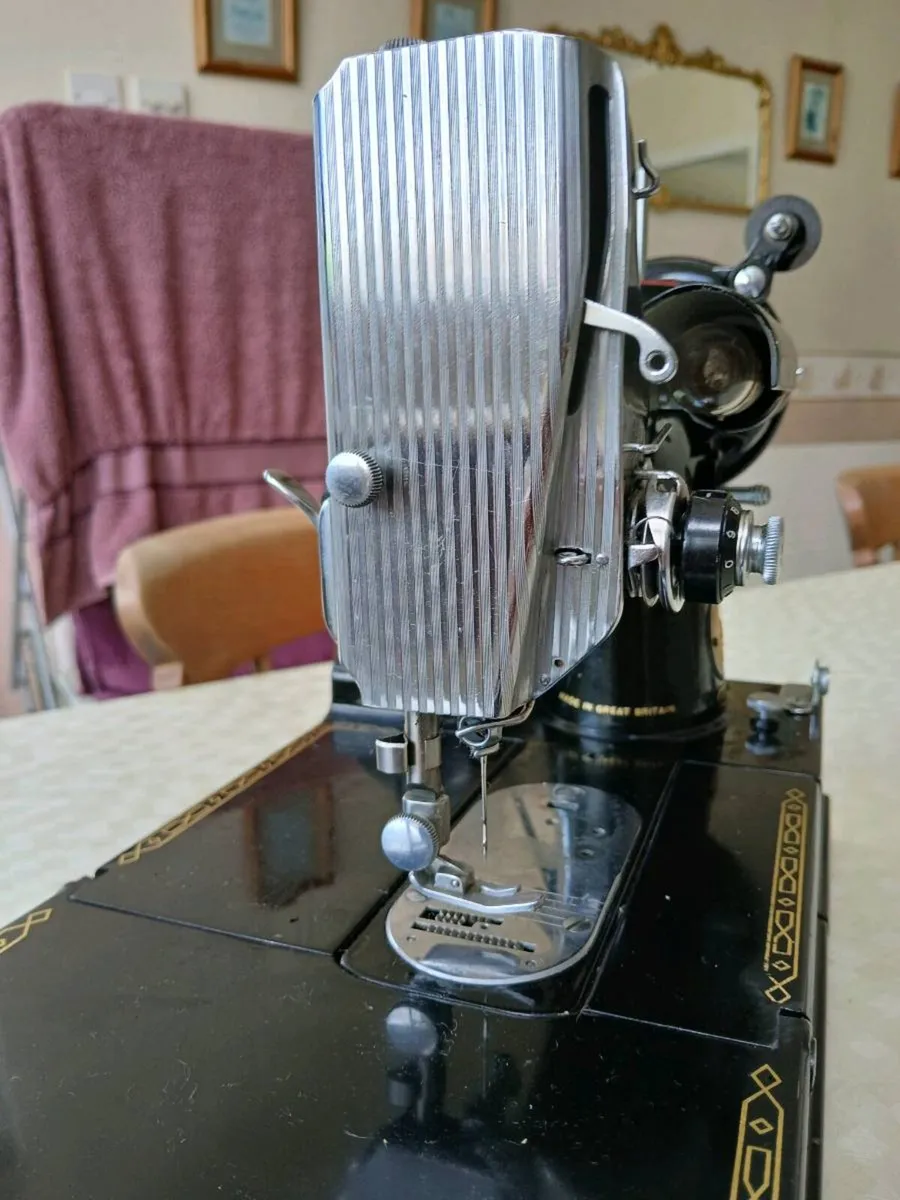 Singer featherweight - Image 4