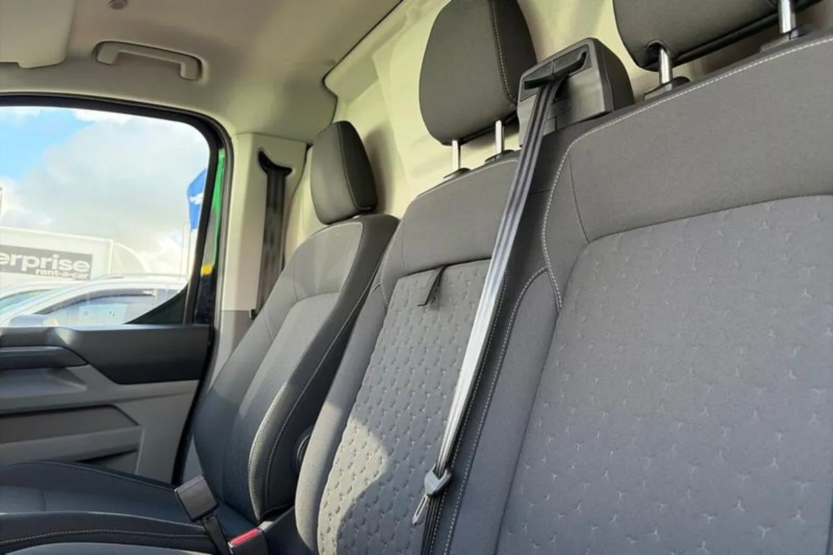 Ford Transit Custom E- 320 L1  RWD 100kW 65kWh H1 - Image 4
