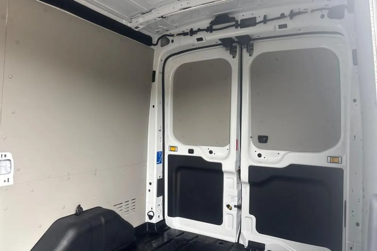 Ford Transit 350 L2  FWD 2.0 EcoBlue 130ps H2 Limi - Image 4