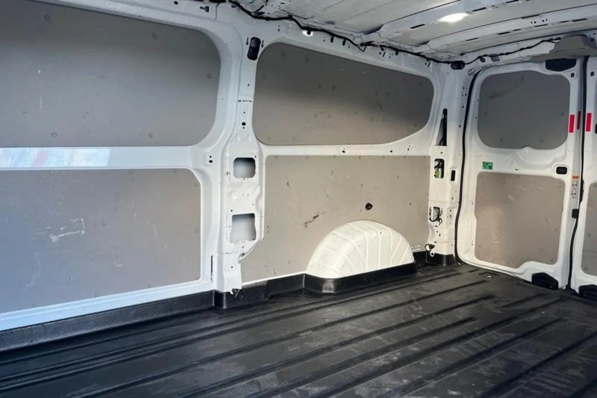Ford Transit Custom 300 L2  FWD 2.0 EcoBlue 136ps - Image 4