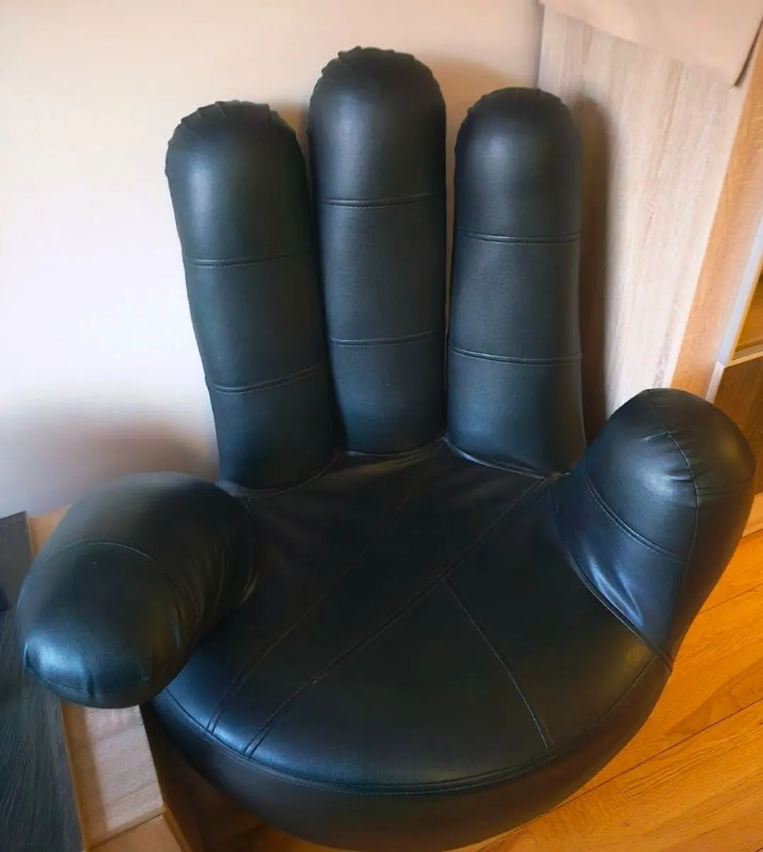 Hand-shaped faux leather swivel armchair - Image 3