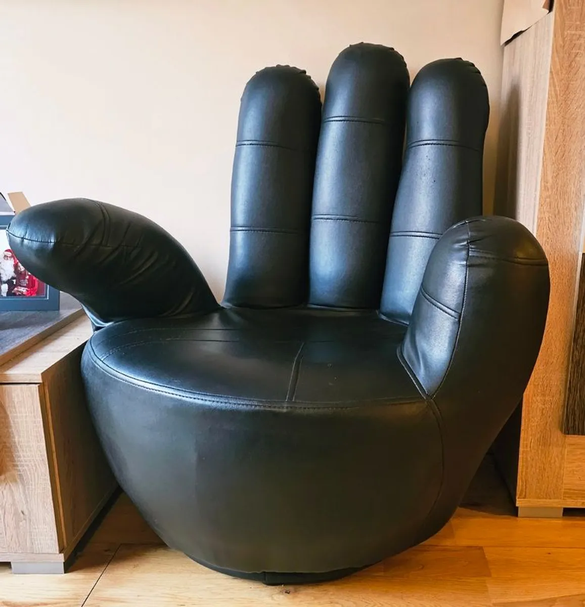 Hand-shaped faux leather swivel armchair - Image 1
