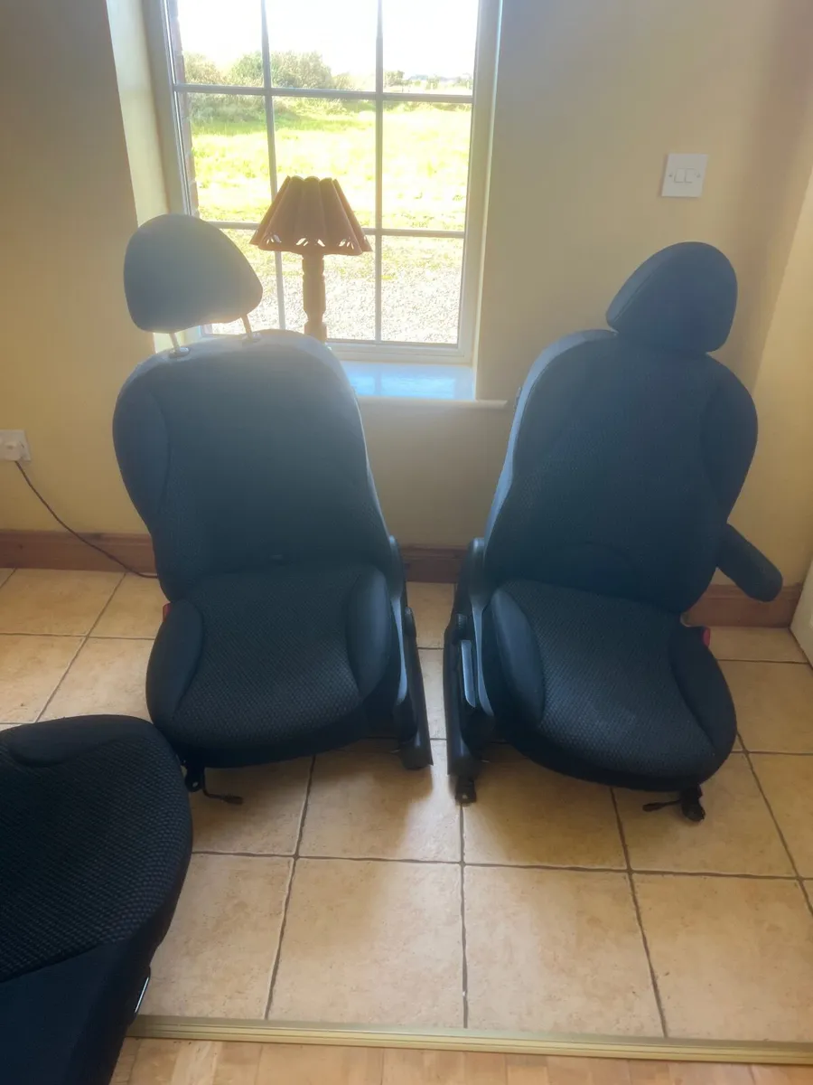 Seats Nissan note e11 - Image 1