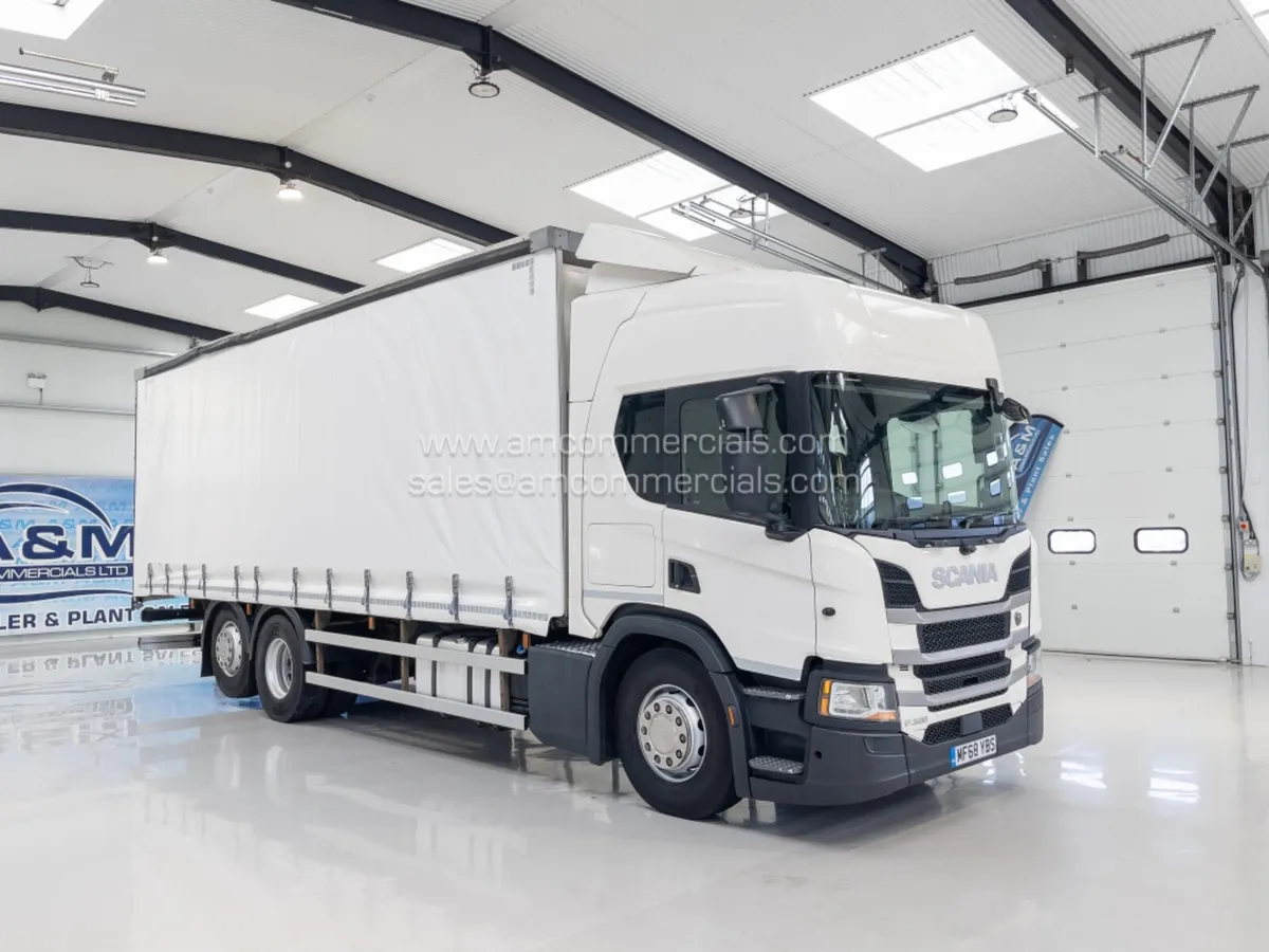 2018 SCANIA P320 CURTAINSIDER - Image 1