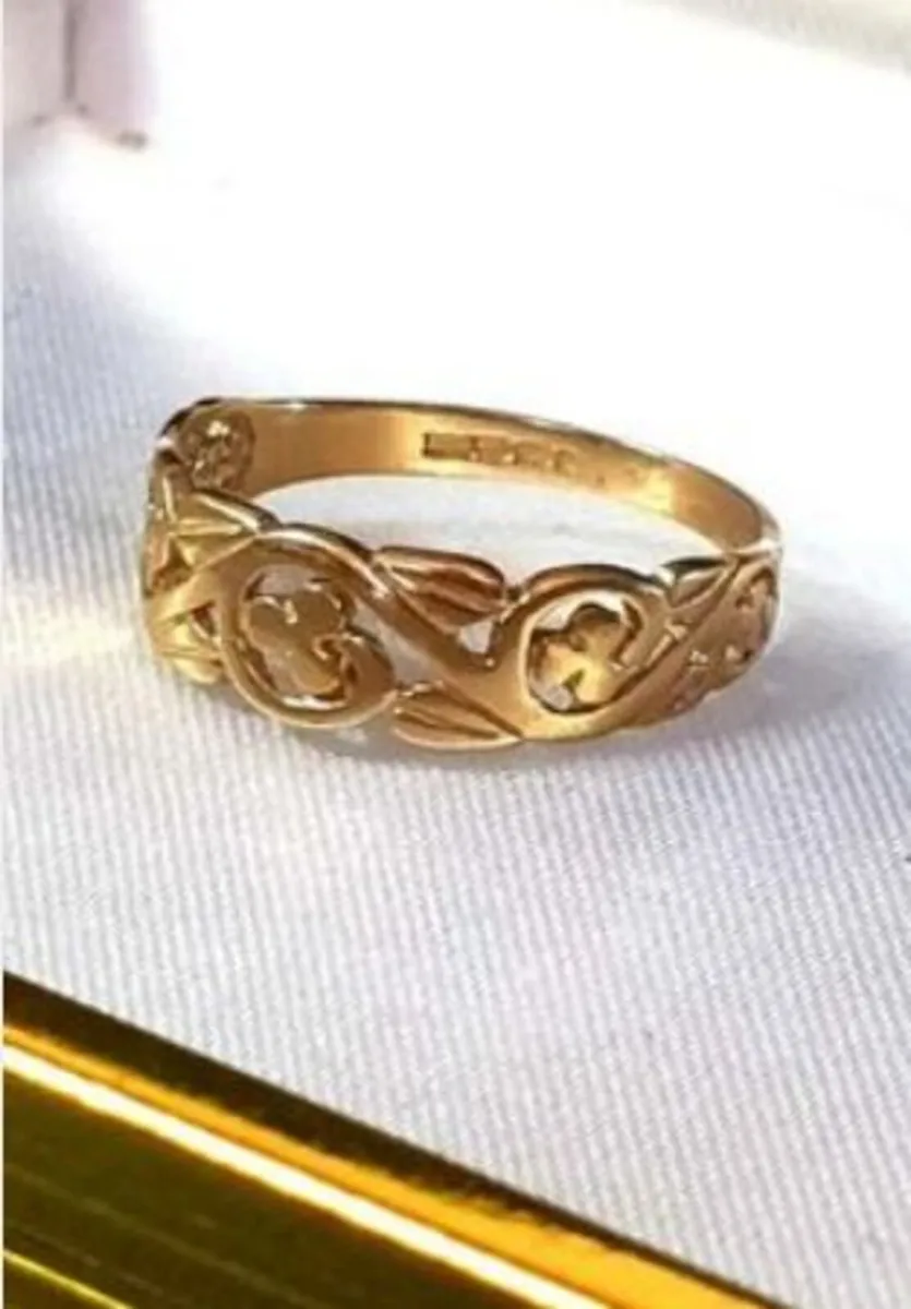 Vintage Hallmarked 9ct Gold 'Clover' Wedding Band - Image 2