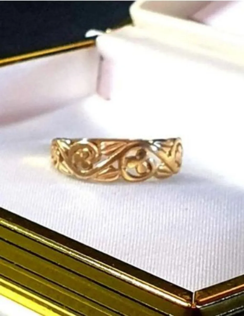 Vintage Hallmarked 9ct Gold 'Clover' Wedding Band - Image 3
