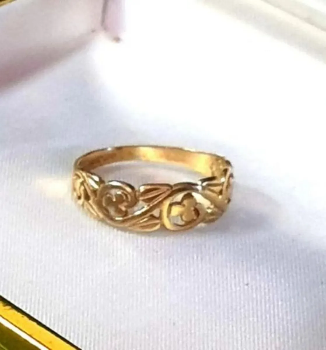 Vintage Hallmarked 9ct Gold 'Clover' Wedding Band - Image 4