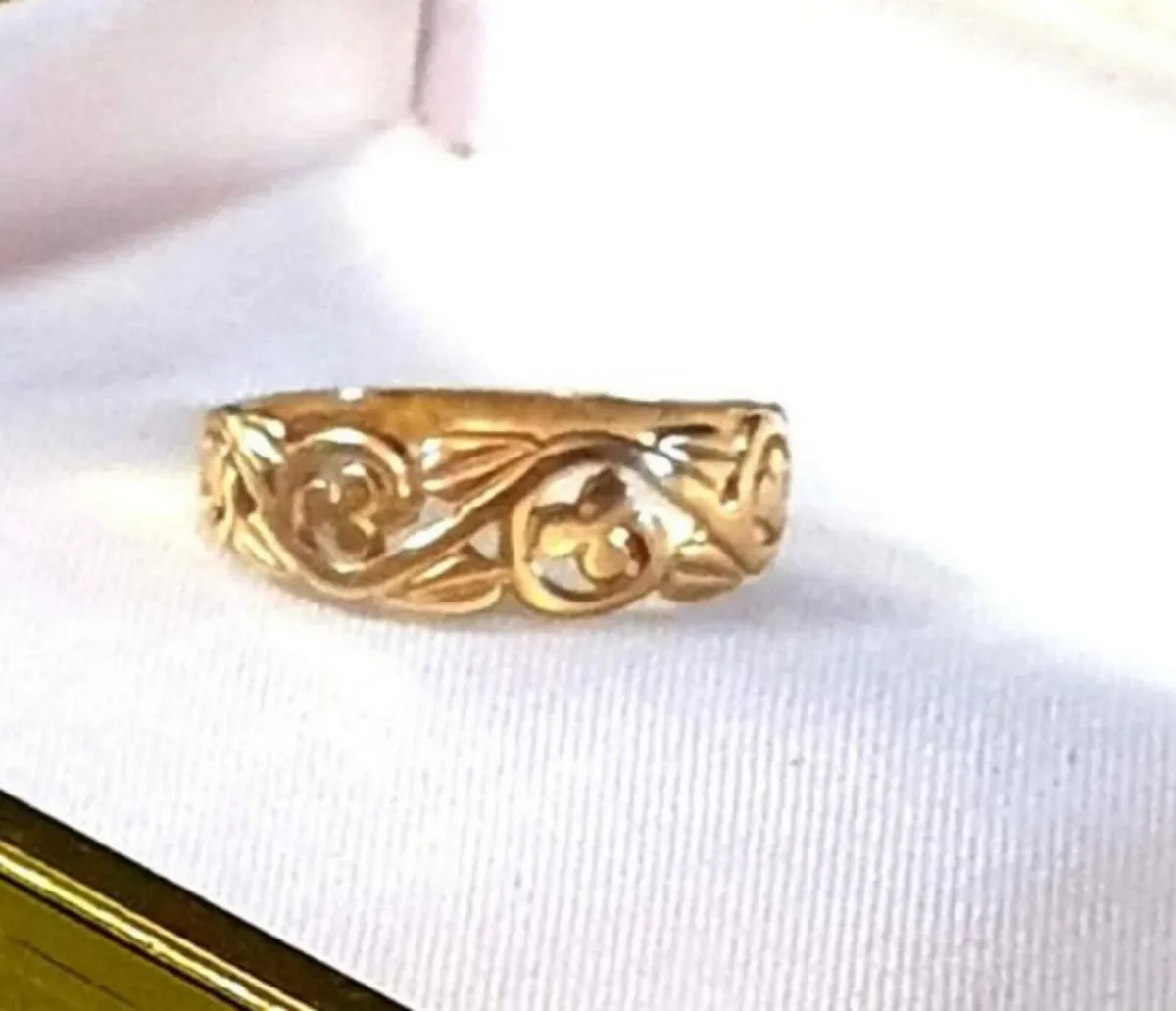 Vintage Hallmarked 9ct Gold 'Clover' Wedding Band - Image 1