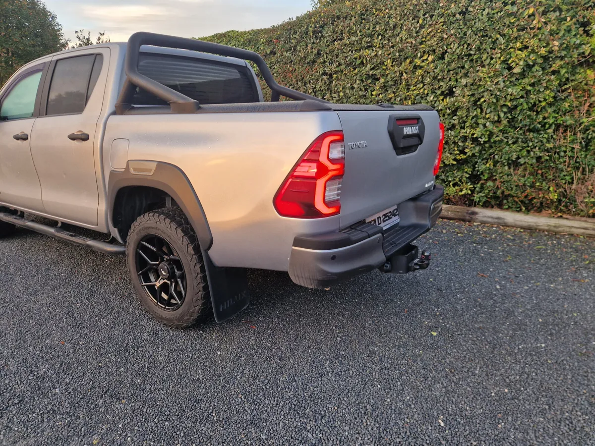 Toyota Hilux  INVINCIBLE AUTO 2022 - Image 3