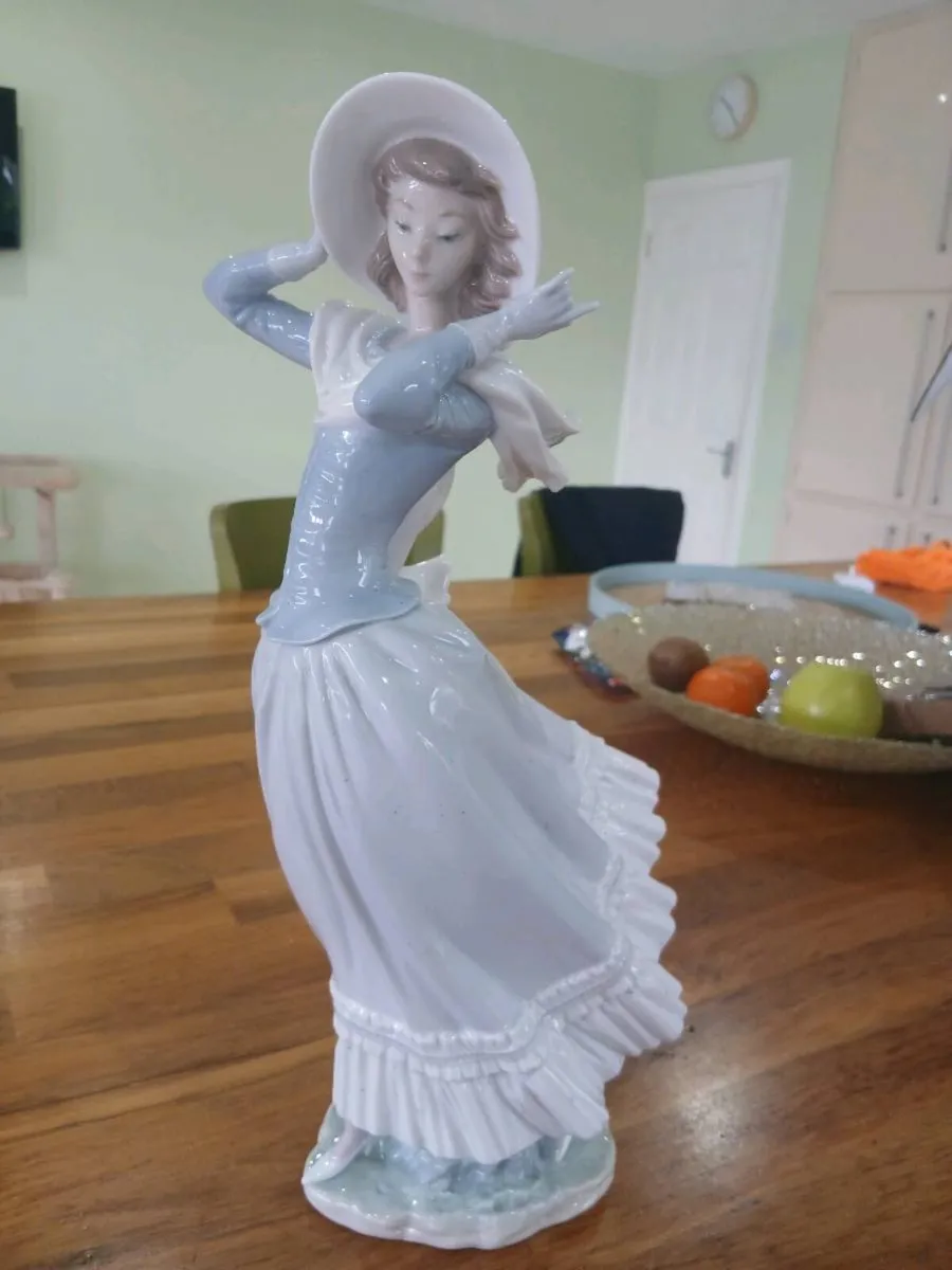 Lladro Spring Breeze 4936 - Image 2