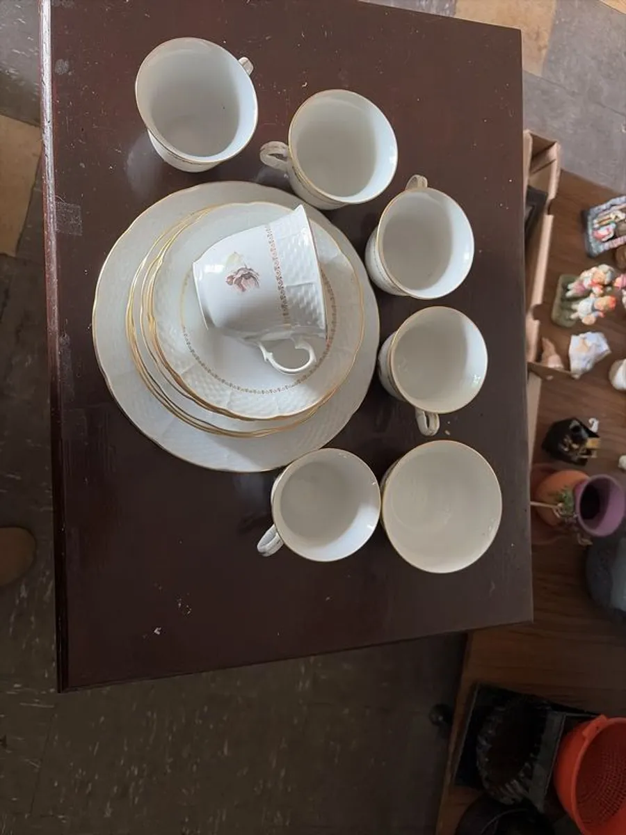 Six piece set of finebone  China, six cups, six saucers, six side plates, one larger plate and sugar bowl. - Image 1