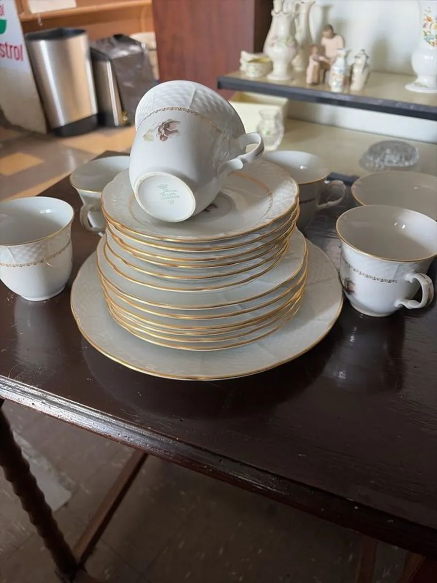 Six piece set of finebone  China, six cups, six saucers, six side plates, one larger plate and sugar bowl. - Image 2