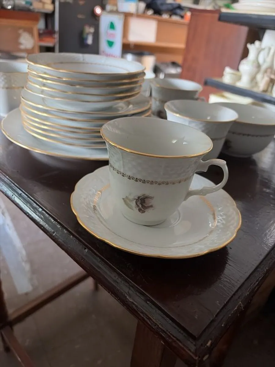 Six piece set of finebone  China, six cups, six saucers, six side plates, one larger plate and sugar bowl. - Image 4