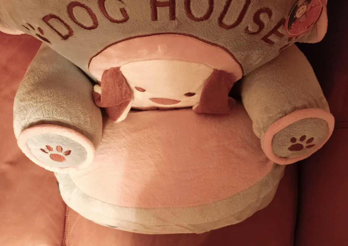 Dog House Child's Soft Chair (new). - Image 2