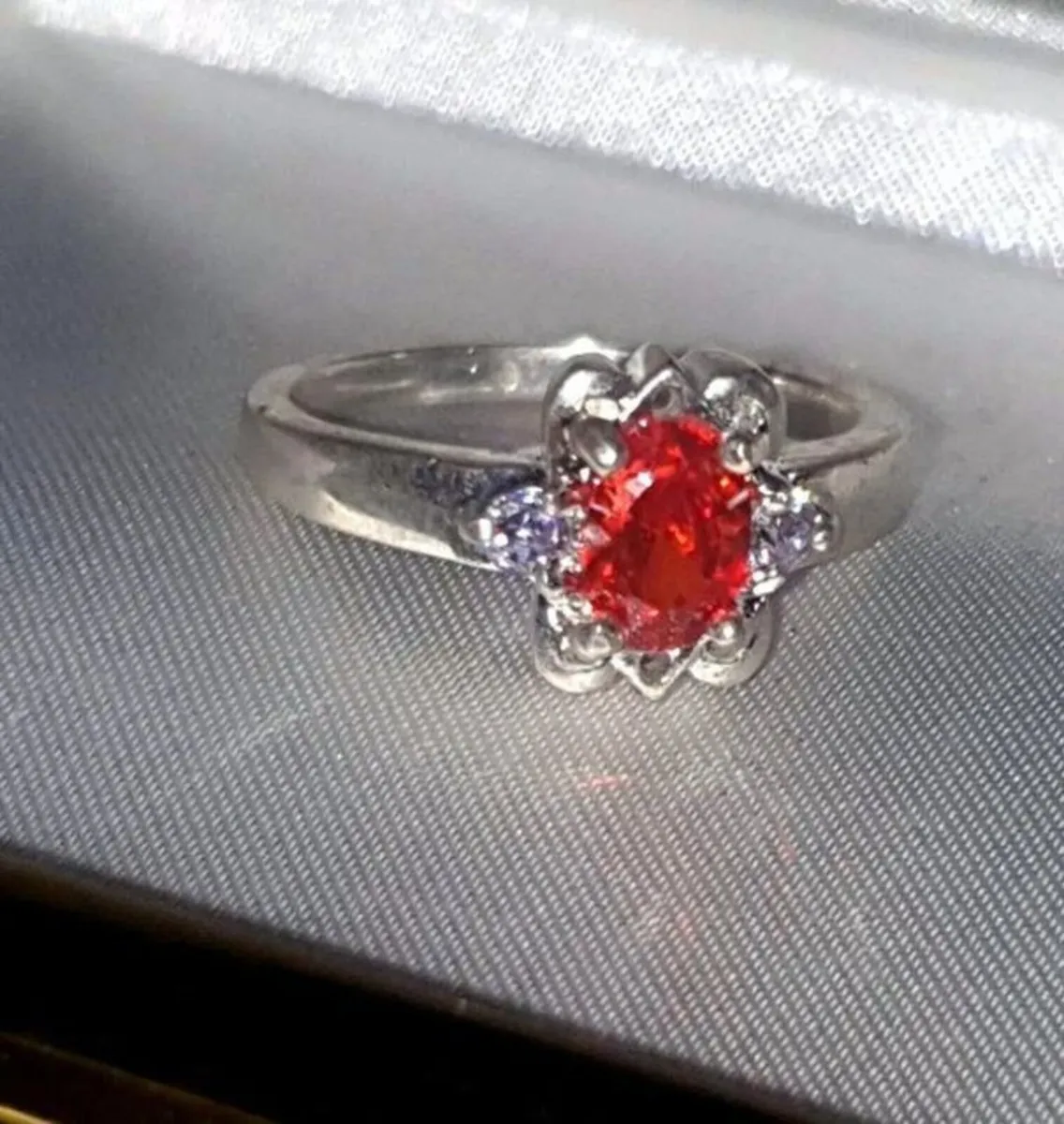 Pristine Vintage Hallmarked Sterling Silver Ring - Image 2