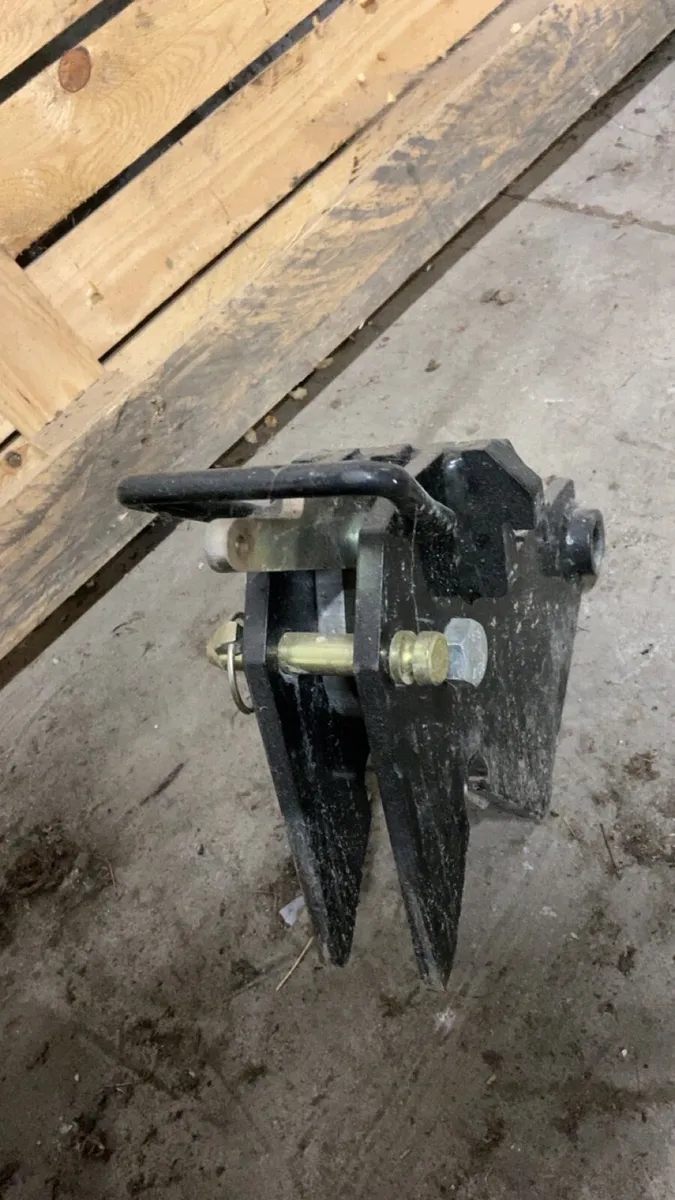 Mconnell axle brackets - Image 1