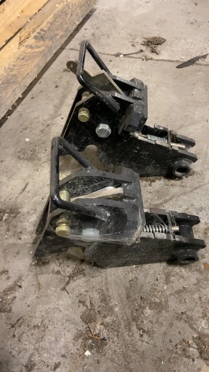 Mconnell axle brackets - Image 2