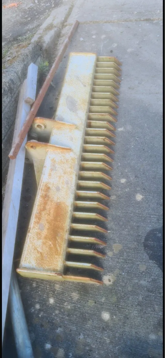 Lawn rake for mini digger
