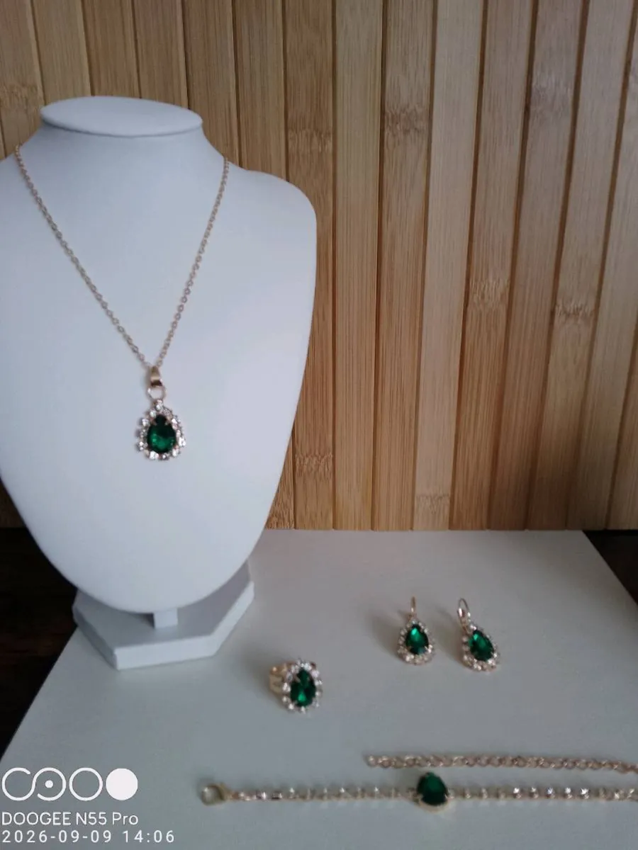 Women's 4 Piece Vintage Style Costume Jewellery Se - Image 1
